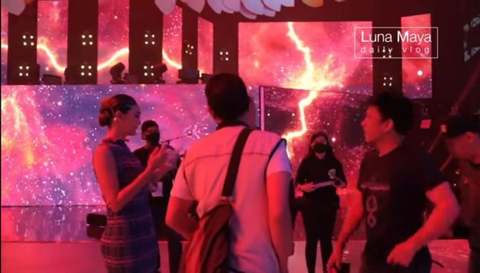 Luna Maya dan Ariel NOAH mengobrol singkat.