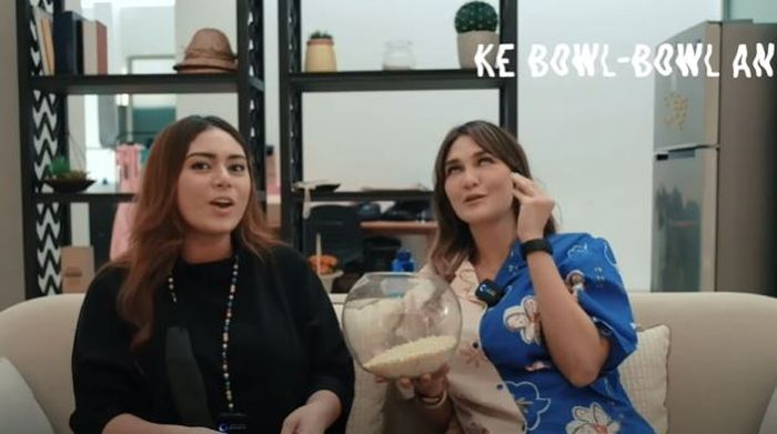Luna Maya saat menceritakan first kissnya di depan Thalita Latief