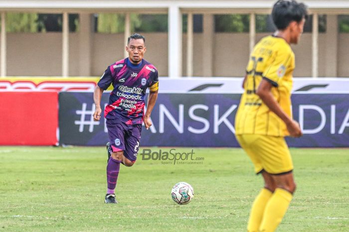 Bek RANS Cilegon FC, Hamka Hamzah, sedang menguasai bola dalam pekan ketiga Liga 2 2021 di Stadion Madya, Senayan, Jakarta, 12 Oktober 2021.