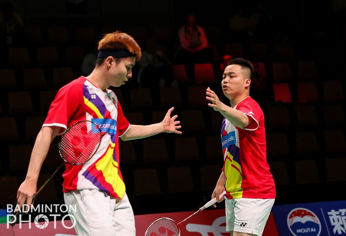 Pasangan ganda putra Malaysia, Soh Wooi Yik dan Aaron Chia, kembali tumbang di tangan wakil Jepang, Takuro Hoki/Yugo Kobayashi, pada pertandingan di Grup D Thomas Cup 2020 di Ceres Arena, Aarhus, Denmark. Malaysia menjadi salah satu calon lawan Indonesia setelah hanya menjadi runner-up grup.