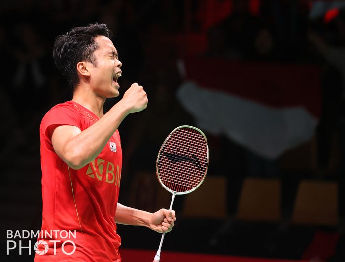 Ekspresi pebulu tangkis tunggal putra Indonesia, Anthony Sinisuka Ginting, saat menghadapi wakil Malaysia, Lee Zii Jia, pada perempat final Thomas Cup 2020 di Ceres Arena, Aarhus, Denmark, 15 Oktober 2021. Anthony membuka keunggulan Indonesia dengan kemenangan 21-15, 21-17.