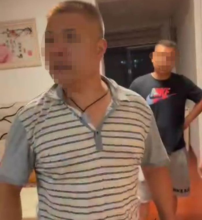 Mertua pergoki menantunya selingkuh dengan pria lain.