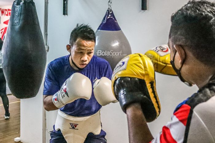 Petinju asal Indonesia, Daud Yordan (kiri), sedang berlatih di Box2punch, Ampera, Jakarta Selatan, 16 Oktober  2021.