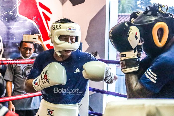 Petinju asal Indonesia, Daud Yordan (sarung tinju putih), sedang berlatih di Box2punch, Ampera, Jakarta Selatan, 16 Oktober  2021.