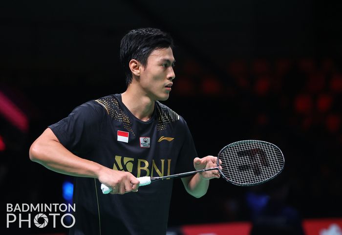 Pebulu tangkis tunggal putra Indonesia, Shesar Hiren Rhustavito, saat menjalani pertandingan melawan wakil Taiwan, Chi Yu Jen, pada laga terakhir penyisihan Grup A Thomas Cup 2020 di Ceres Arena, Aarhus, Denmark, Rabu (13/10/2021).