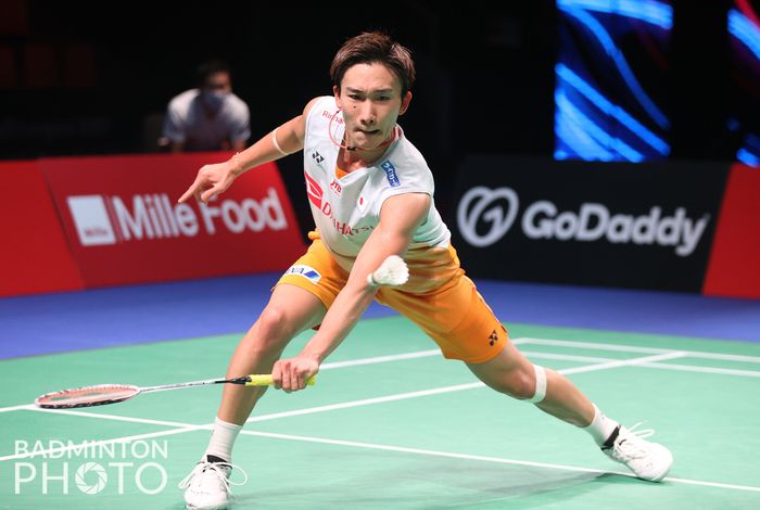 Pebulu tangkis tunggal putra Jepang, Kento Momota, saat bertanding melawan wakil Korea Selatan, Heo Kwang-hee, pada laga perempat final Thomas Cup 2020 di Ceres Arena, Aarhus, Denmark, Jumat (15/10/2021).