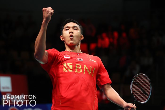 Pebulu tangkis tunggal putra Indonesia, Jonatan Christie, melakukan selebrasi usai memenangi pertandingan melawan wakil Malaysia, Ng Tze Yong, pada babak perempat final Thomas Cup 2020 di Ceres Arena, Aarhus, Denmark, Jumat (15/10/2021).