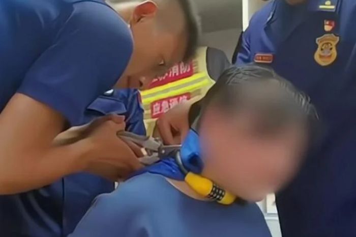 
Emak-emak minta bantuan polisi lepaskan kunci sepeda dari lehernya.