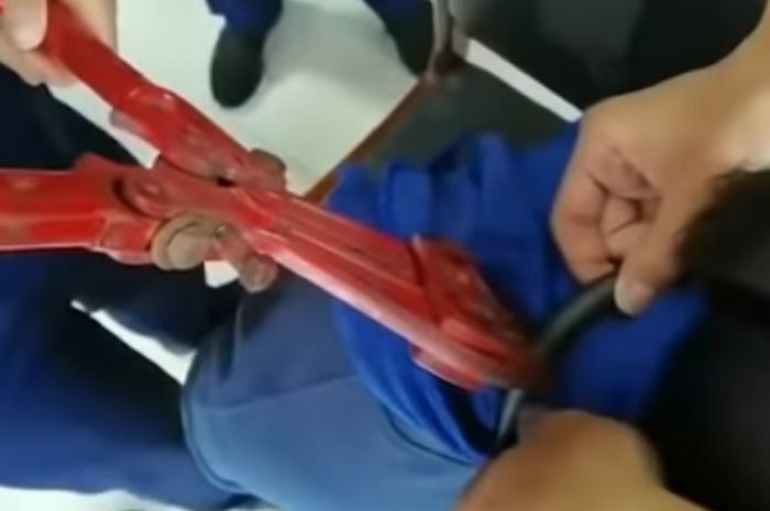 
Emak-emak minta bantuan polisi lepaskan kunci sepeda dari lehernya.
