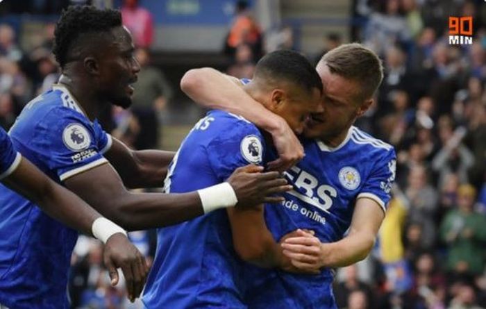 Gelandang Leicester City, Youri Tielemans, merayakan gol ke gawang Manchester United dalam laga Liga Inggris di Stadion King Power, Sabtu (16/10/2021).