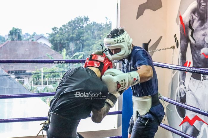 Petinju asal Indonesia, Daud Yordan (kanan), sedang melakukan teknik hook terhadap lawannya dalam latihan di Box2punch, Ampera, Jakarta Selatan, 16 Oktober  2021.