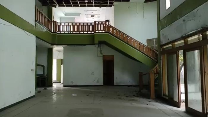 Area dalam rumah yang luas.