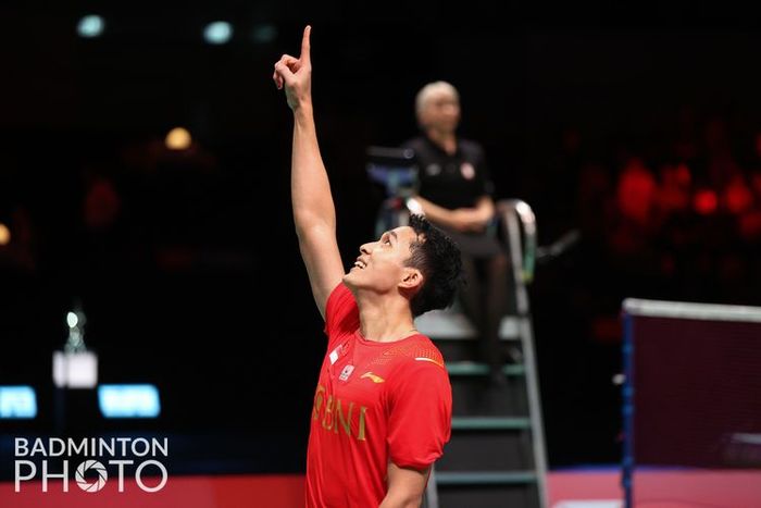 Tunggal putra Indonesia Jonatan Christie saat merayakan kemenangan atas Anders Antonsen pada semifinal Piala Thomas 2020 di Ceres Arena, Aarhus, Denmark, Sabtu (16/10/2021). Jojo menjadi salah satu penyumbang poin yang mengantarkan Indonesia meraih kemenangan 3-1 atas Denmark.(BadmintonPhoto/Yves La