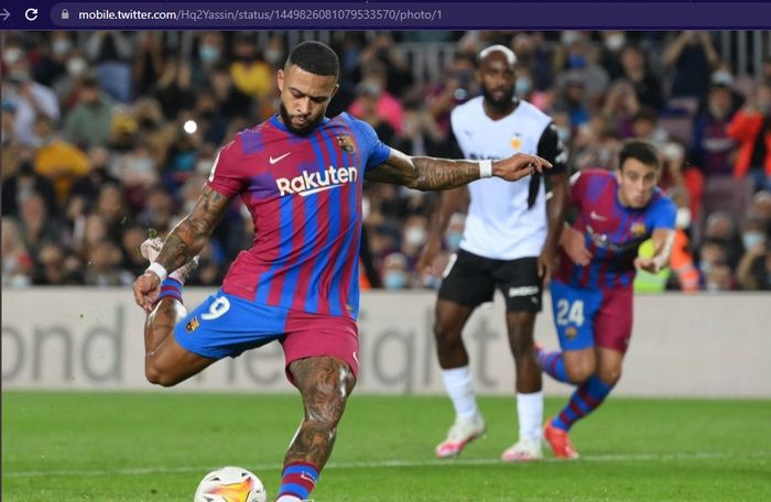 Pemain Barcelona, Memphis Depay, mencetak gol ke gawang Valencia di Stadion Camp Nou dalam laga pekan ke-9 Liga Spanyol 2021-2022 pada Minggu (17/10/2021) waktu setempat atau Senin pukul 02.00 WIB.  