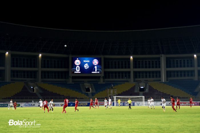 Suasana pertadingan Persija Jakarta melawan Arema FC di Stadion Manahan, Solo, Jawa Tengah, Minggu (17/10/2021).
