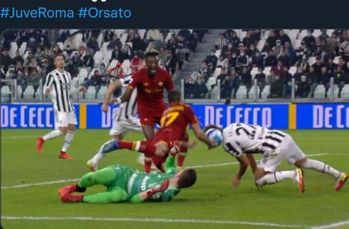 Insiden di kotak penalti Juventus yang memicu gol Tammy Abraham untuk AS Roma dianulir wasit dalam lanjutan Liga Italia di Allianz Stadium Turin (17/10/2021).