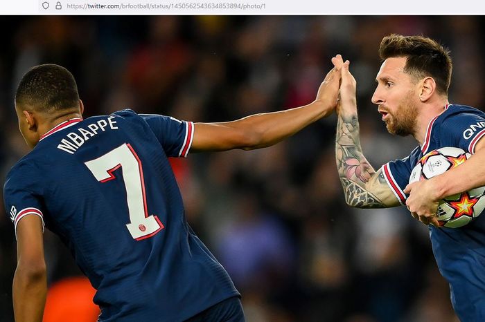 Striker Paris Saint-Germain, Lionel Messi, merayakan gol bareng Kylian Mbappe dalam laga Grup A Liga Champions kontra RB Leipzig di Stadion Parc des Princes, Selasa (19/10/2021).