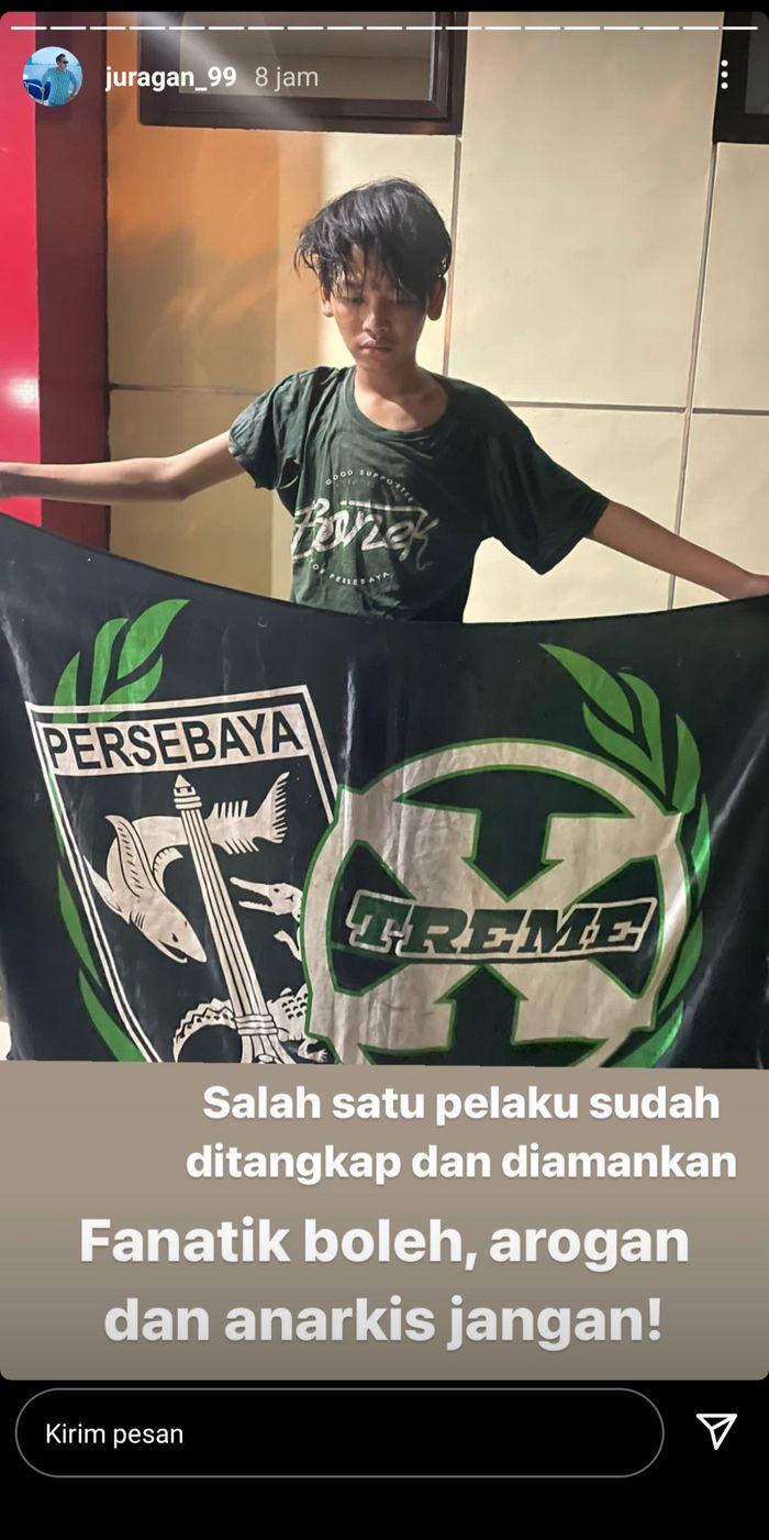 Presiden Arema FC, Gilang Widya Pramana, membongkar salah satu pelaku penyerang bus timnya adalah oknum fan Persebaya Surabaya.