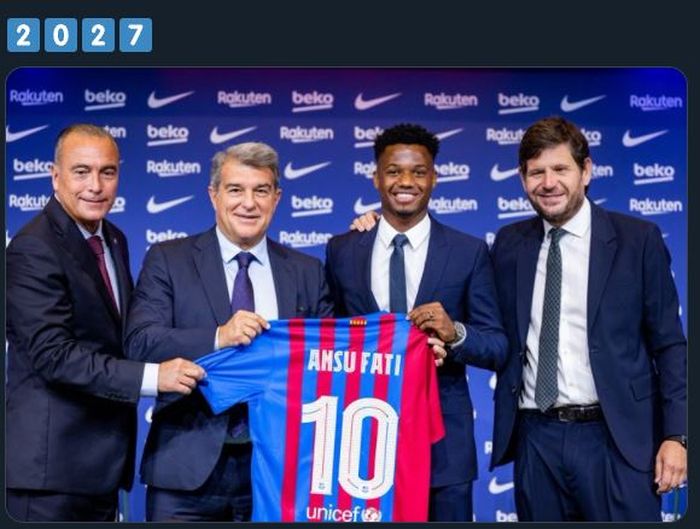 Ansu Fati meneken kontrak baru di Barcelona pada Kamis (21/10/2021).