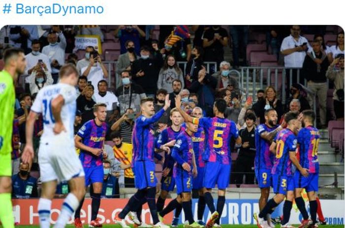 Bek Barcelona, Gerard Pique, merayakan gol dalam laga Grup E Liga Champions kontra Dynamo Kyiv di Stadion Camp Nou, Rabu (20/10/2021).