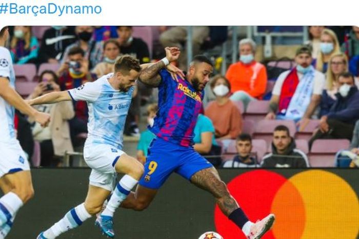 Striker Barcelona, Memphis Depay, beraksi dalam laga Grup E Liga Champions kontra Dynamo Kyiv di Stadion Camp Nou, Rabu (20/10/2021).