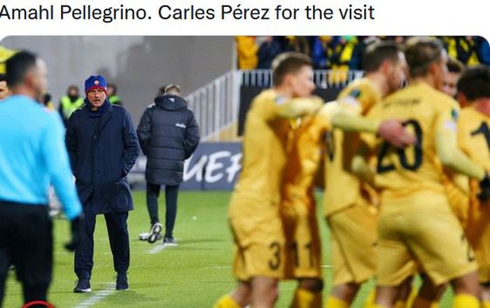 Pelatih AS Roma, Jose Mourinho, melihat para pemain Bodo/Glimt melakukan selebrasi dalam laga Grup C UEFA Conference League di Stadion Aspmyra, Kamis (21/10/2021).