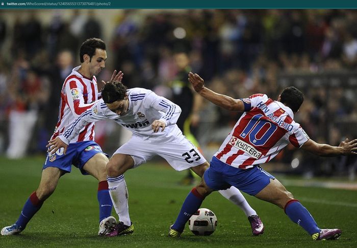 Momen duel Atletico Madrid dan Real Madrid dengan pertarungan antara Mezut Oezil dan Sergio Aguero pada 2010-2011.