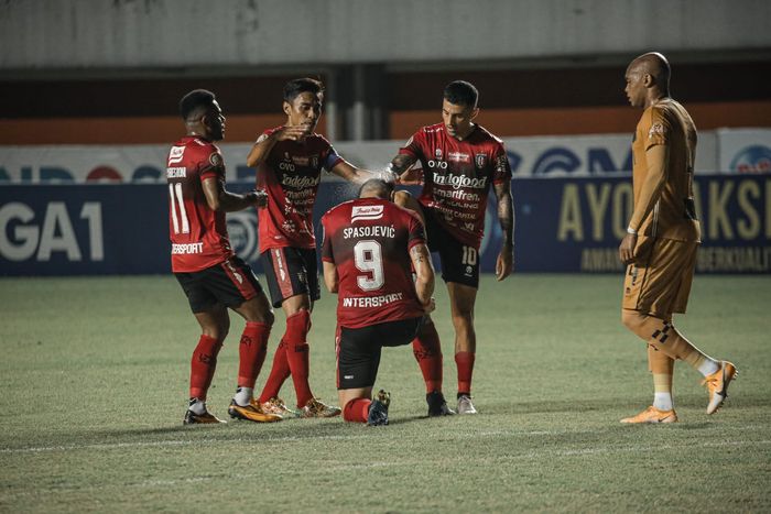 Ilija Spasojevic saat melakukan selebrasi setelah mencetak gol ke gawang Bhayangkara FC dalam laga pekan kedelapan Liga 1 2021/2022, di Stadion Maguwoharjo, Sleman, Yogyakarta, Sabtu (23/10/2021).