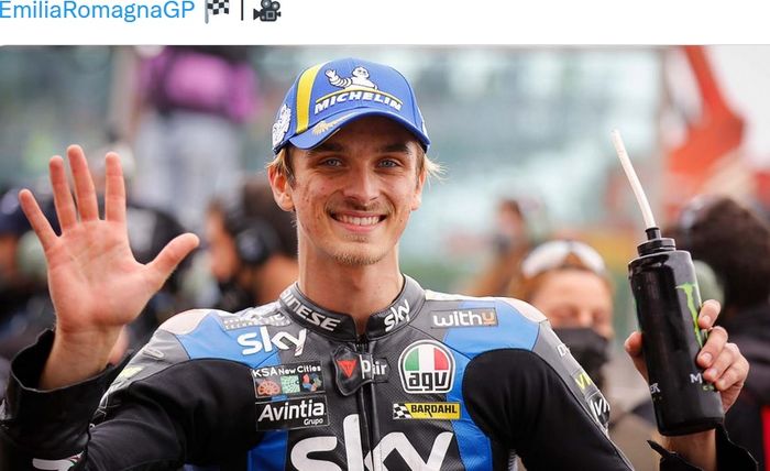 Pembalap Sky VR46 Avintia, Luca Marini, merayakan kerberhasilannya merebut posisi ketiga pada kualifikasi MotoGP Emilia Romagna di Sirkuit Misano, Italia, 23 Oktober 2021.