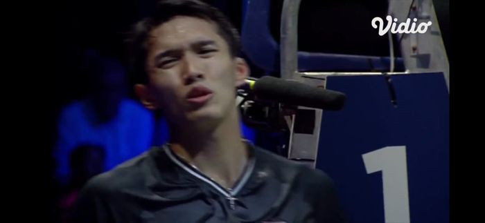 Jonatan Christie harus menyerah dari Kento Momota karena cedera pinggang dalam pertandingan delapan besar Denmark Open 2021 di Odense Sports Park, Jumat (22/10/2021).