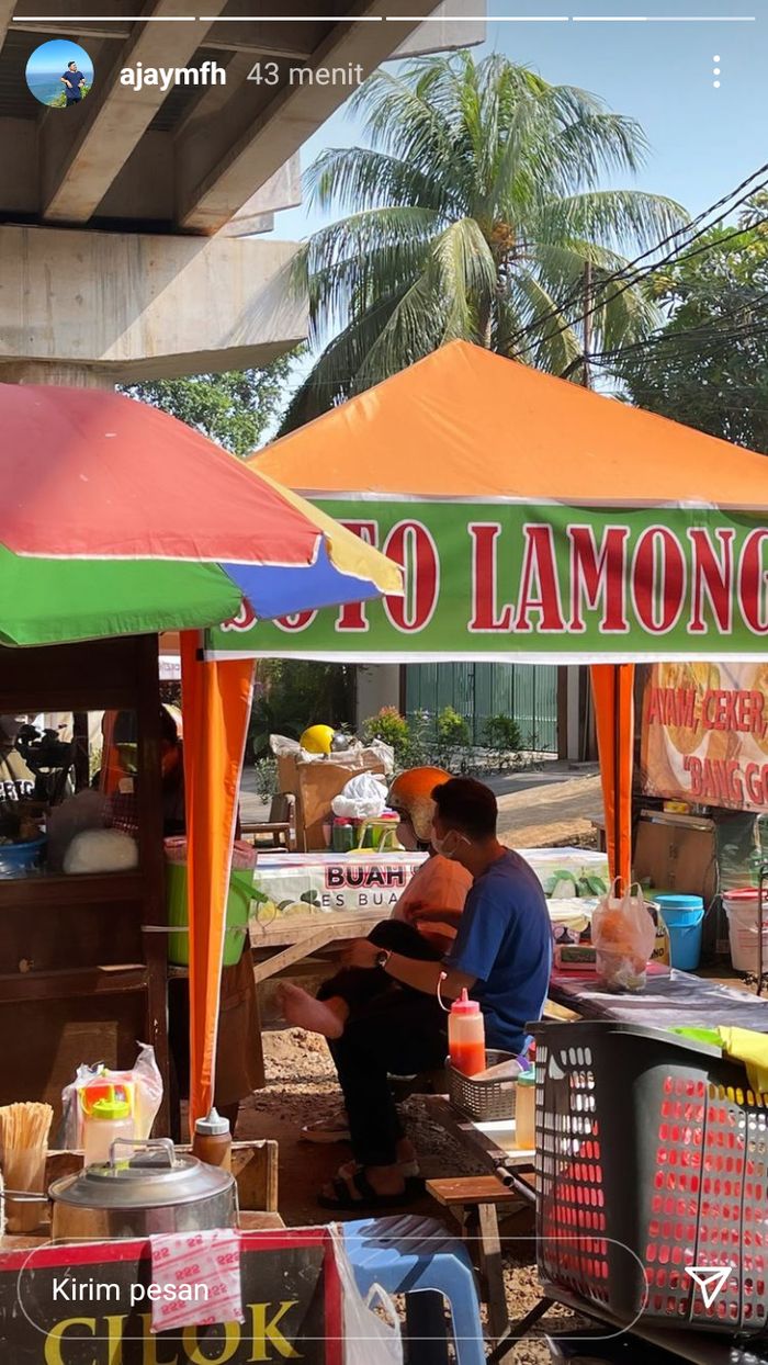 Raffi Ahmad dan Nagita Slavina beli makanan di warung pinggir jalan