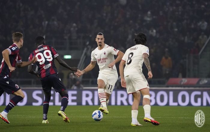 Aksi penyerang AC Milan, Zlatan Ibrahimovic, dalam laga melawan Bologna pada pekan kesembilan Liga Italia 2021-2022, Sabtu (23/10/2021).