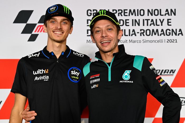 Luca Marini (adik tiri Rossi, kiri) dan Valentino Rossi pada konferensi pers menjelang MotoGP Emilia Romagna 2021, Kamis (21/10/2021).