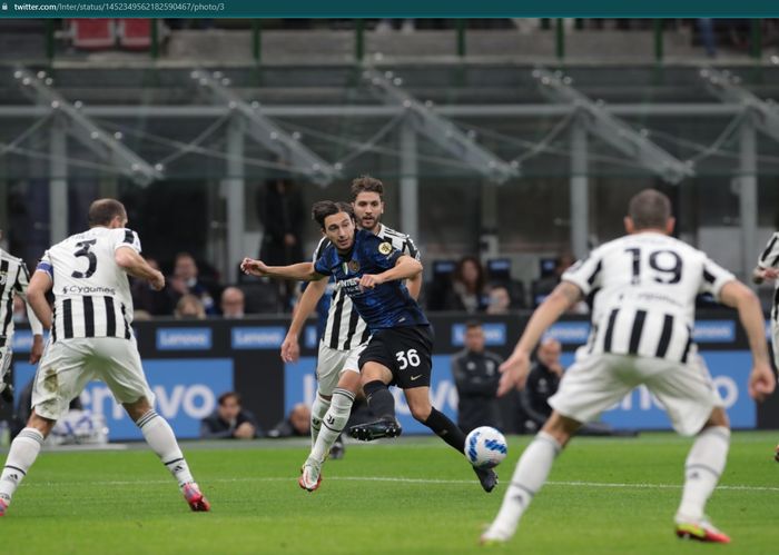 Momen Matteo Darmian mendapat kawalan ketat dari dua bek Juventus pada laga Derby d'Italia.