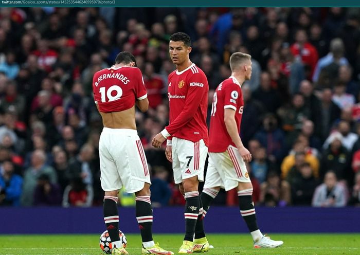 Tiga pemain Manchester United tampak meratapi gol-gol Liverpool yang bersarang ke gawang David de Gea.