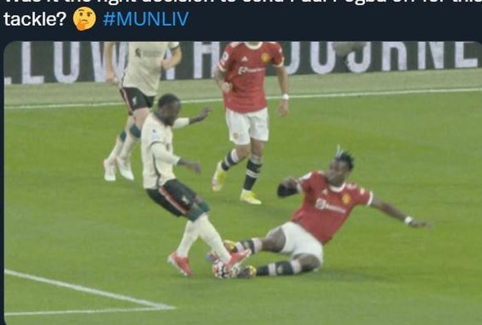 Paul Pogba melakukan tekel keras terhadap Naby Keita dalam duel Manchester United vs Liverpool.