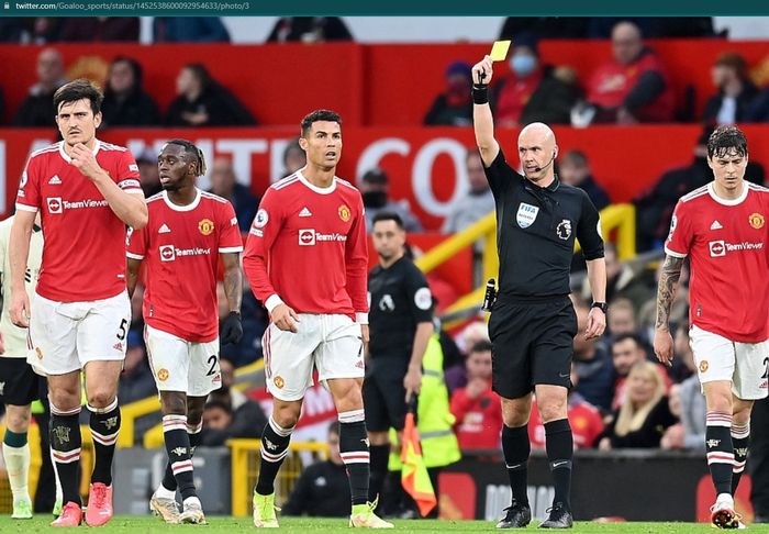 Cristiano Ronaldo mendapat kartu kuning usai melanggar Curtis Jones pada laga Manchester United versus Liverpool.