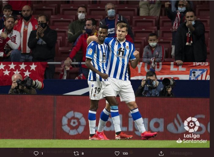 Alexander Sorloth (kanan) merayakan golnya untuk Real Sociedad ke gawang Atletico Madrid pada duel Liga Spanyol (24/10/2021).