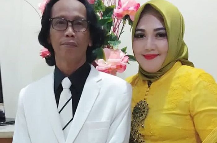 Istri Mandra kala menemani sang suami