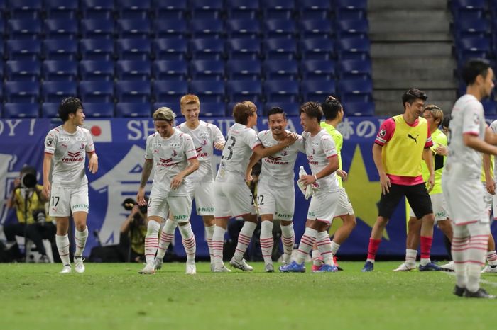 Para pemain klub Liga Jepang, Cerezo Osaka, saat merayakan gol.