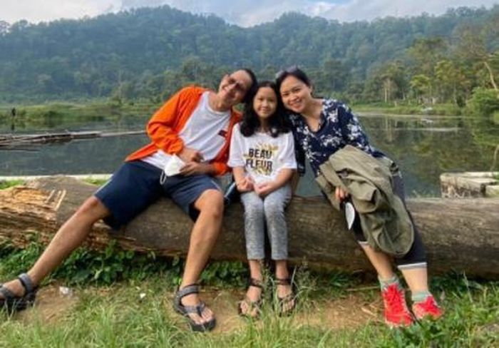 Potret Hanna Kasino bersama anak dan suaminya