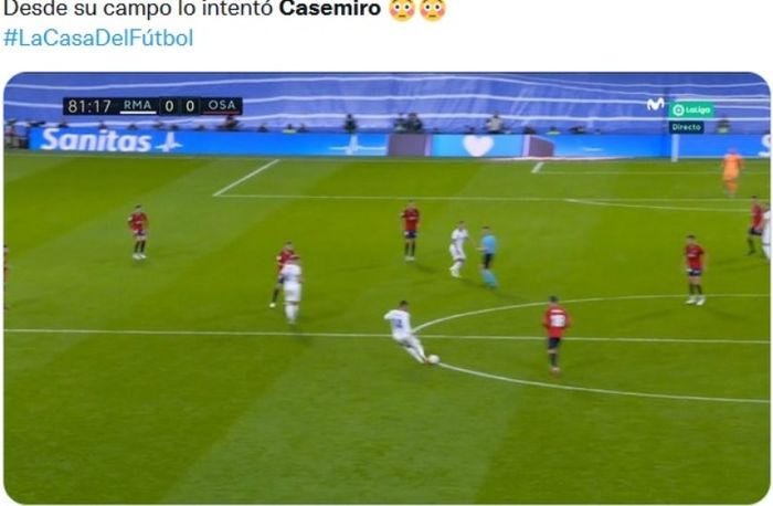 Gelandang Real Madrid, Casemiro, melakukan percobaan tendangan dari tengah lapangan saat melawan Osasuna.