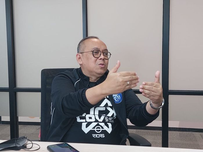 Direktur Utama PT Liga Indonesia Baru (LIB), Akhmad Hadian Lukita saat menemui awak media di Kantor PT LIB, Menara Mandiri, Jakarta Selatan, Jumat (29/10/2021).