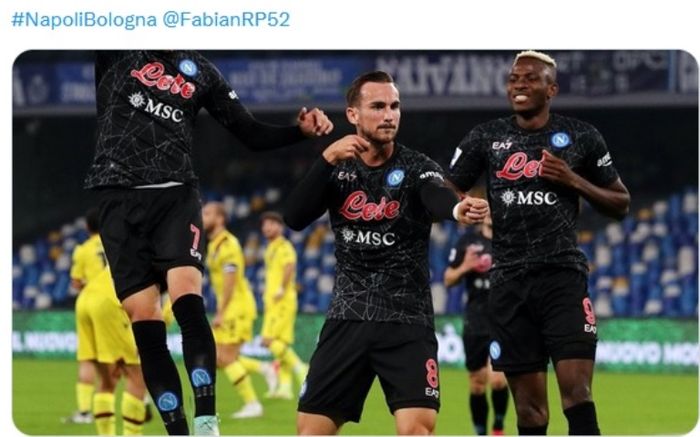 Pemain Napoli, Fabian Ruiz, merayakan golnya ke gawang Bologna.