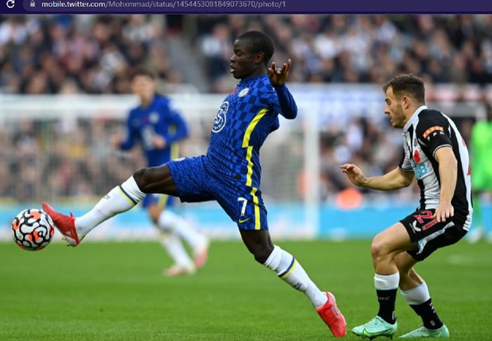 Pemain Chelsea, N'Golo Kante' berusaha menjangkau bola saat melawat ke markas Newcastle United di Stadion St. James' Park dalam laga pekan ke-10 Liga Inggris 2021-2022, Sabtu (30/10/2021). 