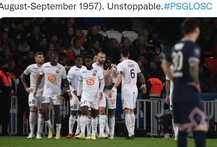 Ekspresi megabintang Paris Saint-Germain, Lionel Messi, dalam laga Liga Prancis kontra Lille di Stadion Parc des Princes, Jumat (29/10/2021).