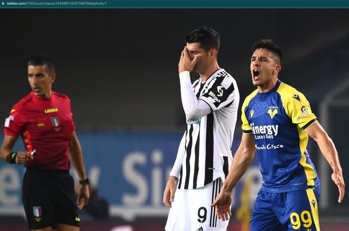 Giovanni Simeone (kanan) berhasil mencetak dua gol pada babak pertama laga Liga Italia antara Hellas Verona dan Juventus.