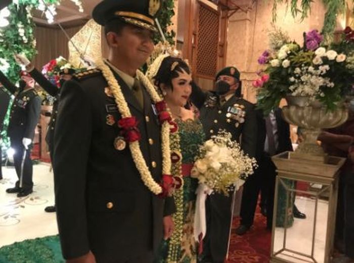 Joy Tobing menggelar resepsi pernikahannya dengan seorang kolonel Tentara Nasional Indonesia Angkatan Darat (TNI AD), Cahyo Pernomo pada Minggu (31/10/2021) hari ini.