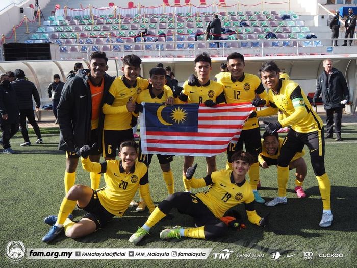 Para pemain timnas U-23 Malaysia merayakan kelolosan negaranya ke Piala Asia U-23 2022.
