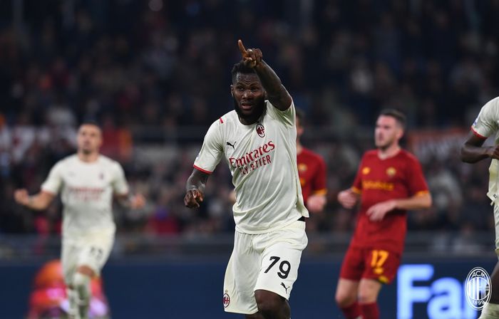 Franck Kessie melakukan selebrasi usai menjebol gawang AS Roma dalam kemenangan 2-1 AC Milan di Stadion Olimpico.